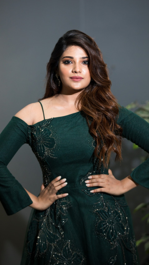 Aathmika HD Photos & Wallpapers For Mobile