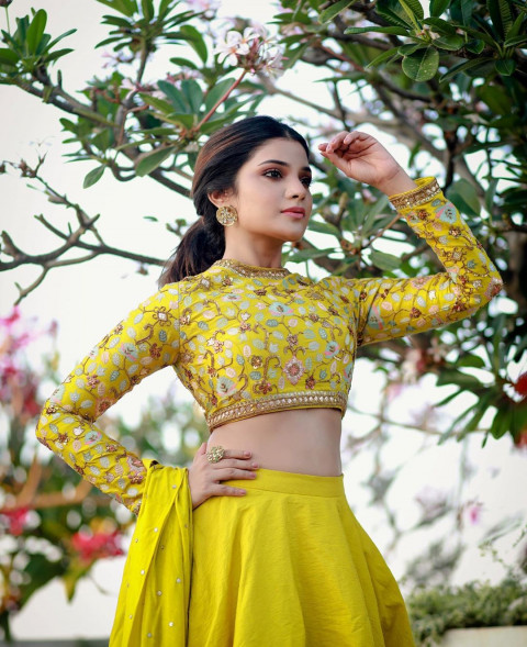 Aathmika Hot HD Photoshoot Photos Whatsapp DP