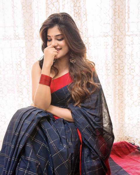 Aathmika Hot HD Photoshoot Photos Whatsapp DP