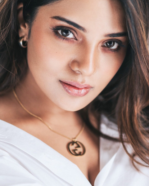Aathmika Hot HD Photoshoot Photos Whatsapp DP
