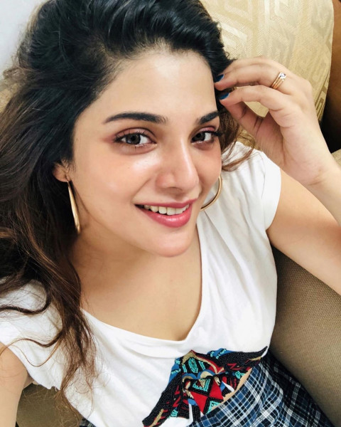 Aathmika Hot HD Photoshoot Photos Whatsapp DP