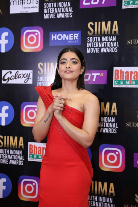 Actress Rashmika Mandanna mobile Wallpapers Download Free