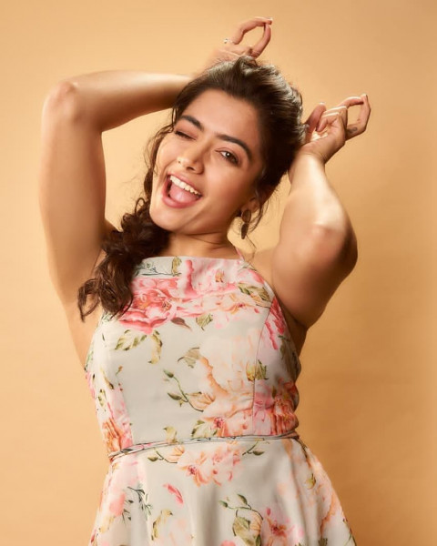 Actress Rashmika Mandanna mobile Wallpapers Download Free