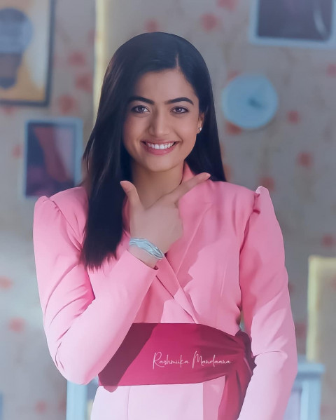 Actress Rashmika Mandanna mobile Wallpapers Download Free