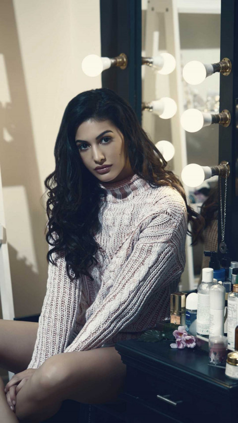 Amyra Dastur Best HD Photos Mobile Wallpapers
