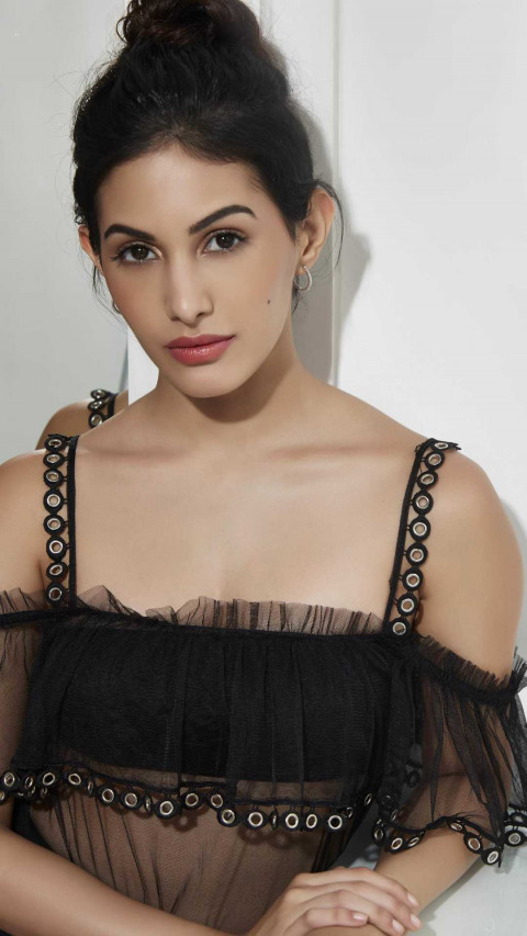 Amyra Dastur Hot Photos & HD Mobile Wallpapers
