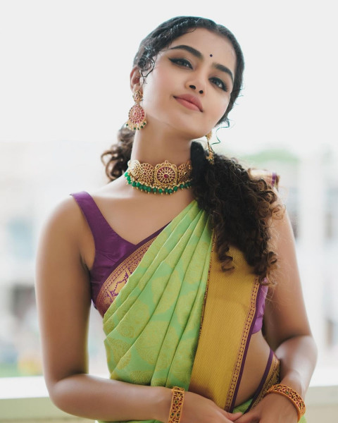 Anupama Parameswaran Beautiful HD Pics Mobile Wallpapers