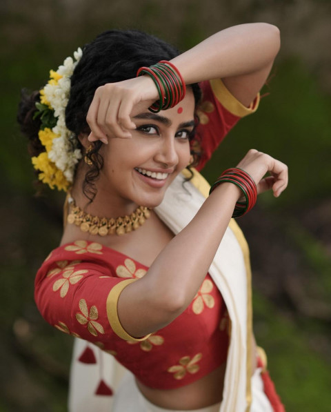 Anupama Parameswaran Beautiful HD Pics Mobile Wallpapers