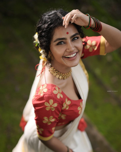 Anupama Parameswaran Beautiful HD Pics Mobile Wallpapers