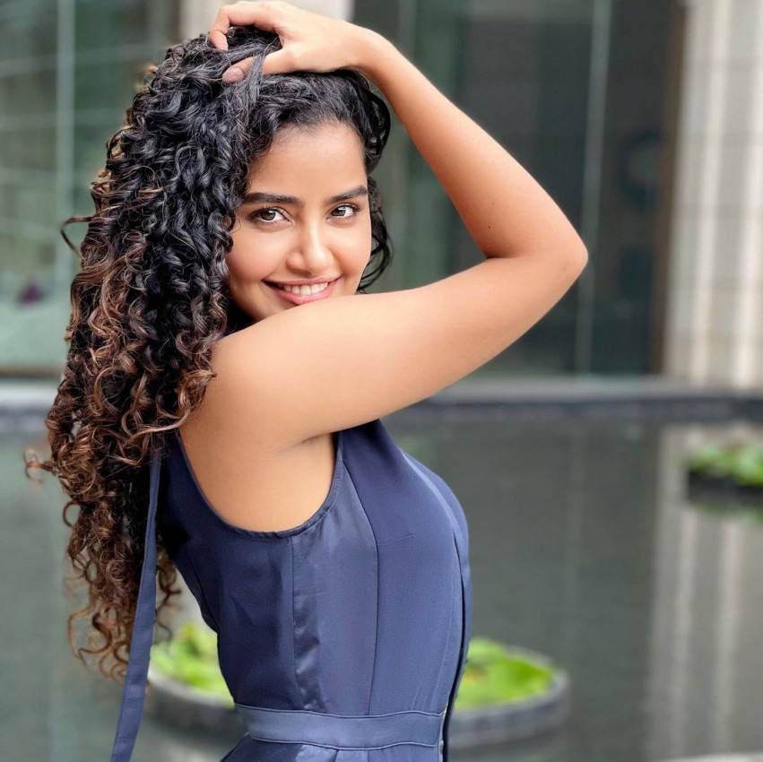 Anupama Parameswaran Beautiful HD Pics Mobile Wallpapers