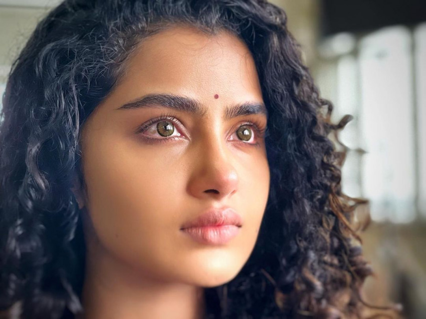 Anupama Parameswaran Hot HD DP Mobile Wallpapers
