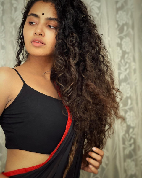 Anupama Parameswaran Latest Hot Full HD Mobile Pictures