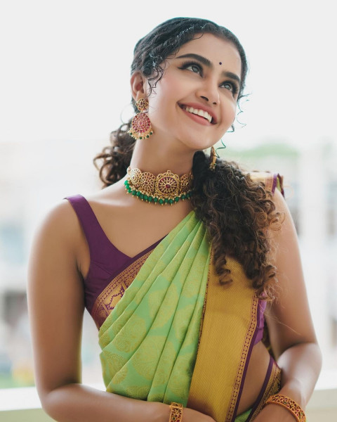 Anupama Parameswaran Latest Hot Full HD Mobile Pictures