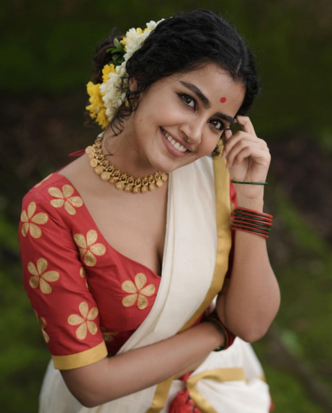 Anupama Parameswaran Latest Hot Full HD Mobile Pictures