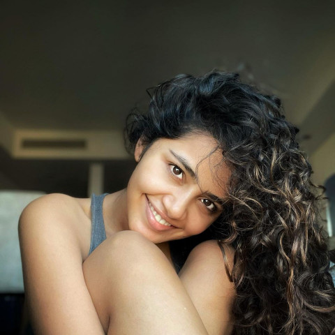 Anupama Parameswaran Latest Hot Full HD Mobile Wallpapers