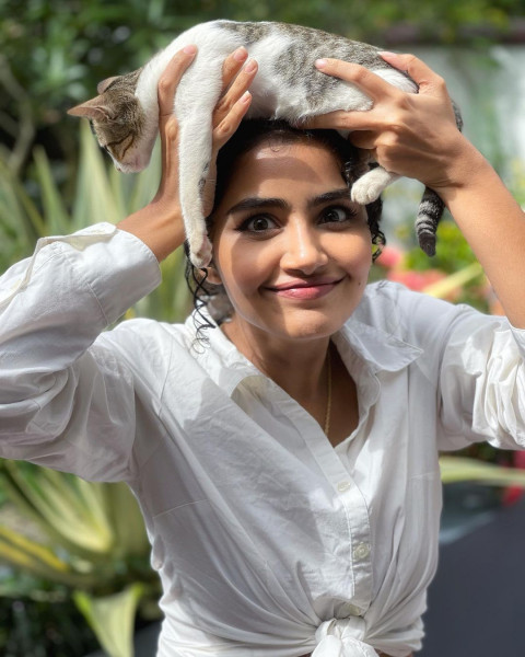 Anupama Parameswaran Latest Hot Full HD Mobile Wallpapers