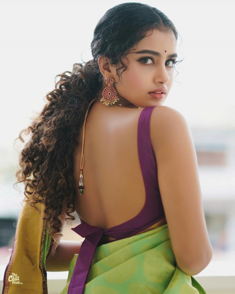 Anupama Parameswaran Latest Hot Full HD Mobile Wallpapers
