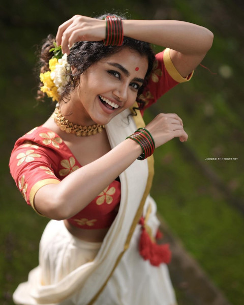 Anupama Parameswaran Latest Hot Full HD Mobile Wallpapers