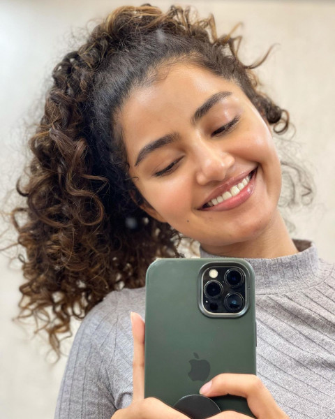 Anupama Parameswaran Latest Hot HD Dp Mobile Wallpapers