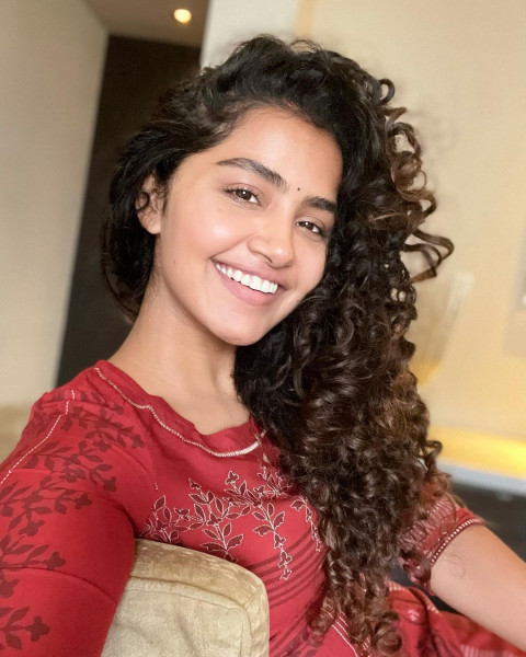 Anupama Parameswaran Latest Hot HD Mobile Wallpapers