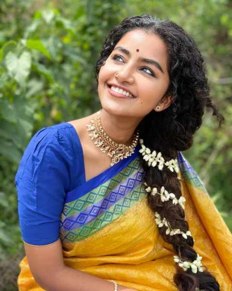 Anupama Parameswaran Latest Hot HD Mobile Wallpapers
