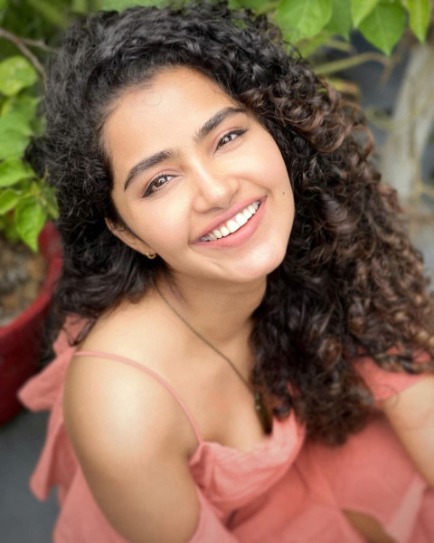 Anupama Parameswaran Latest Hot HD Mobile Wallpapers