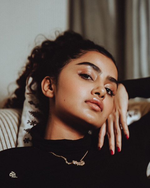 Anupama Parameswaran Latest Hot HD Phone Wallpapers