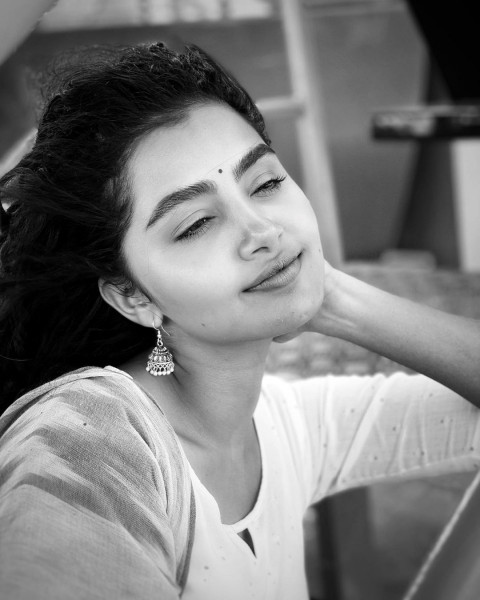 Anupama Parameswaran Latest Hot HD Photos Wallpapers