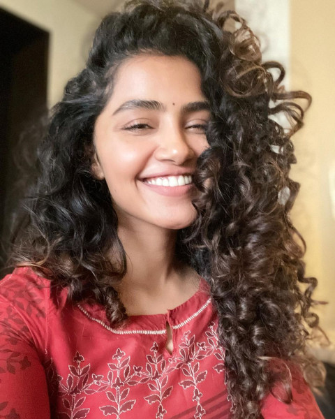 Anupama Parameswaran Latest Hot HD WhatsApp Mobile Photos