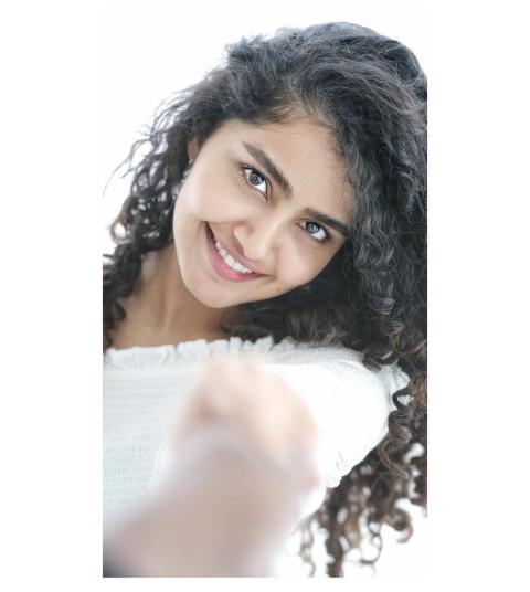 Anupama Parameswaran Latest Hot HD WhatsApp Mobile Photos