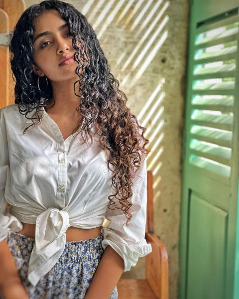 Anupama Parameswaran Latest Hot HD WhatsApp Mobile Photos