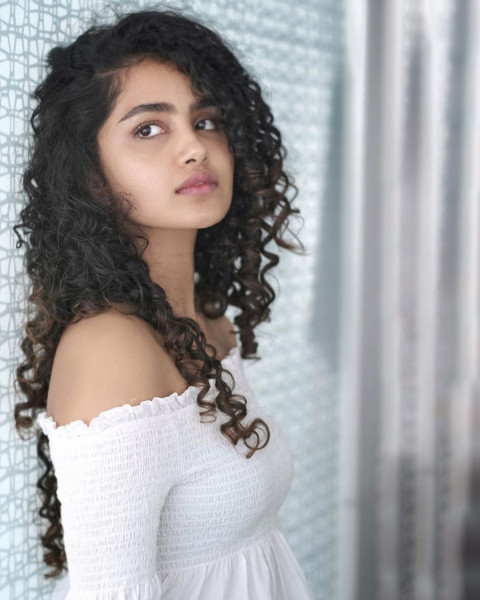 Anupama Parameswaran Latest Hot HD WhatsApp Mobile Photos