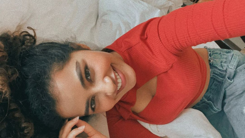 Anupama Parameswaran Latest Hot HD WhatsApp Mobile Photos