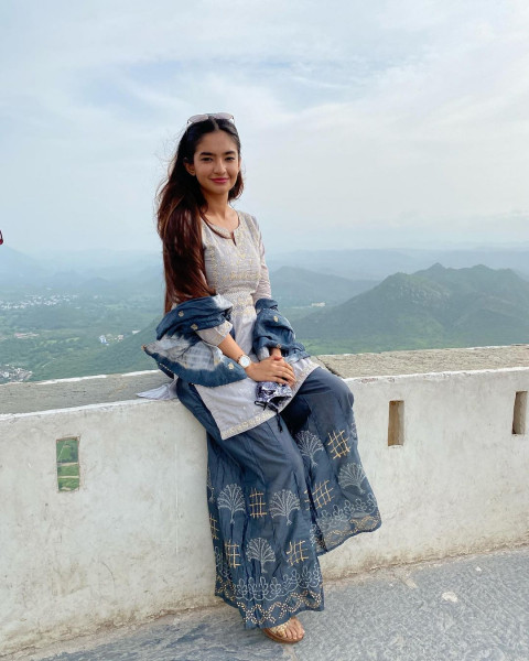 Anushka Sen DP Mobile Wallpaper Pictures Free