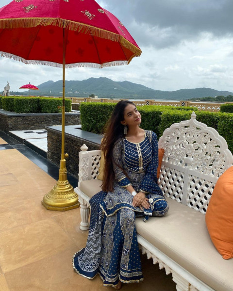 Anushka Sen DP Mobile Wallpaper Pictures New