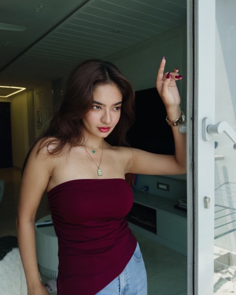 Anushka Sen Latest Photo in Black Top Dress Pictures