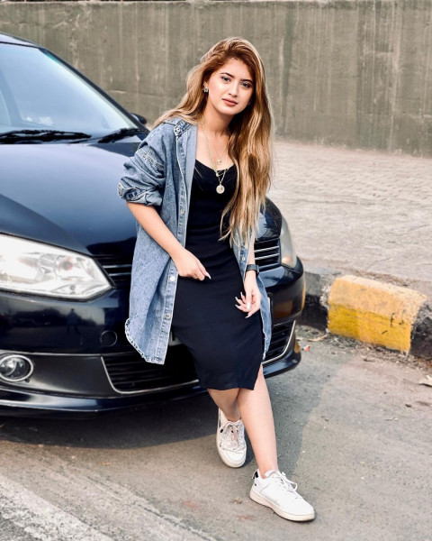 Arishfa Khan Cute Look images With Black car