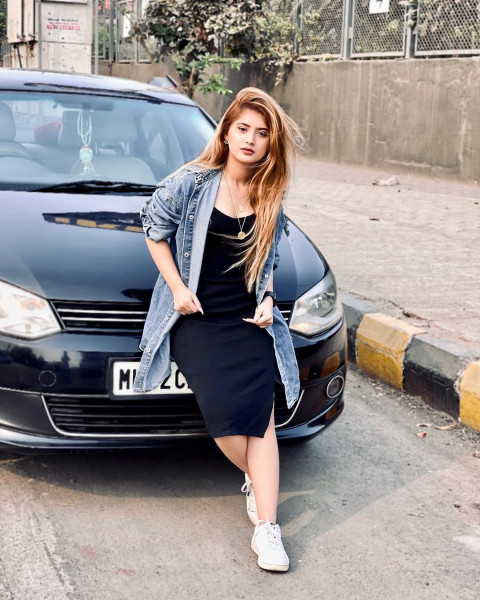 Arishfa Khan Outdoor Images With Car Pictures