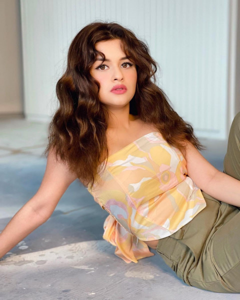 Avneet Kaur bold Look Pic Download Dp