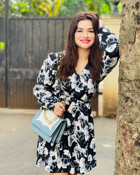 Avneet Kaur Hot Pic Download Wallpaper