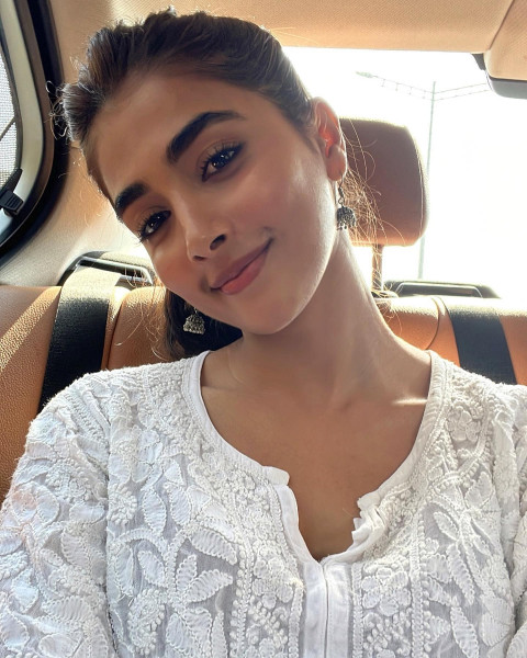 Beautiful Pooja Hegde Ultra HD Images Pic For WhatsApp DP