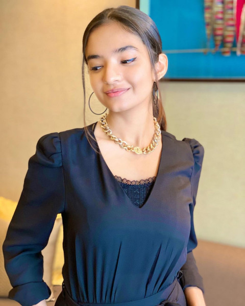 Beautiful Princess Anushka Sen Wallpaper Mobile