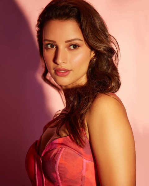 Beautiful Tripti Dimri Images HD Wallpaper New Pictures