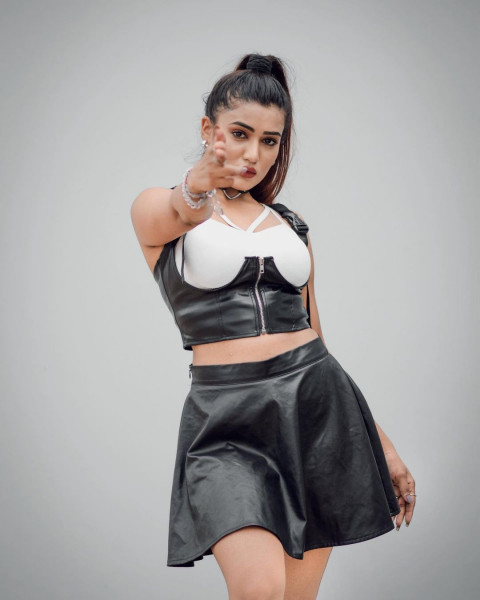 Bold look Gima Ashi Model Wallpaper Download