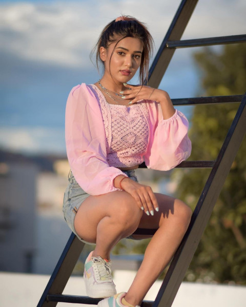 Bold Look Gima Ashi Pic Download Free
