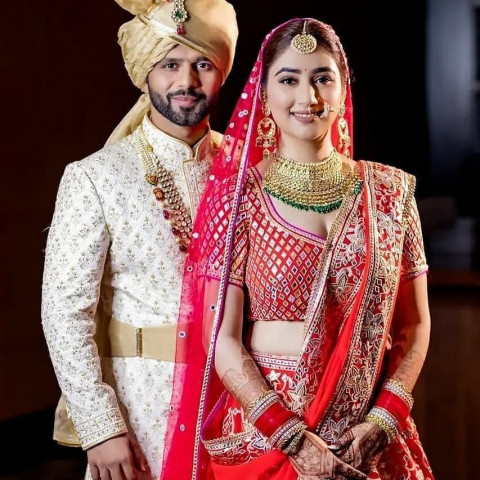 Couple Wedding Photoshoot Pose Wallpapers HD