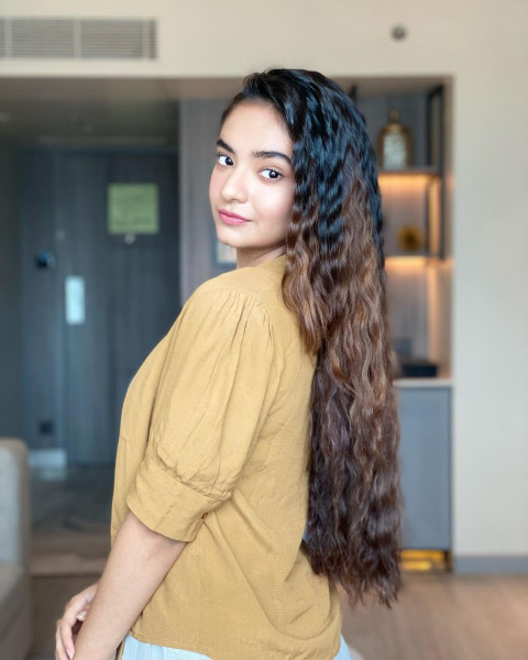 Cute Anushka Sen HD Wallpaper Photo Download