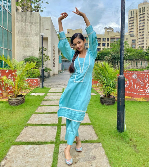 Cute Anushka Sen HD Wallpaper Photos Dp