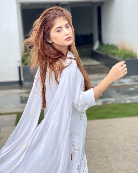 Cute Arishfa Khan Pictures Model Wallpaper