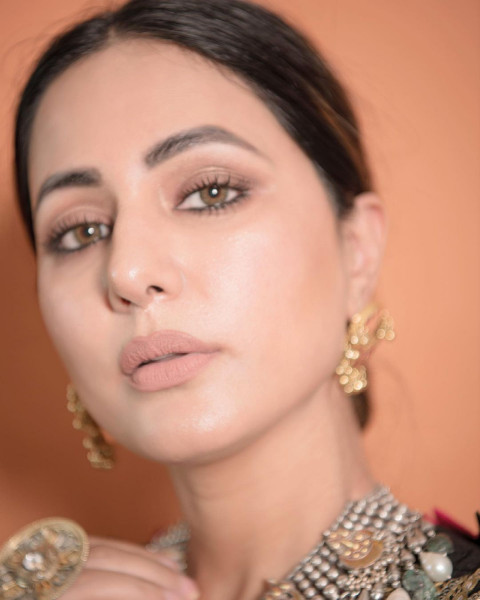 Cute Hina Khan Wallpaper For WhatsApp DP Pic